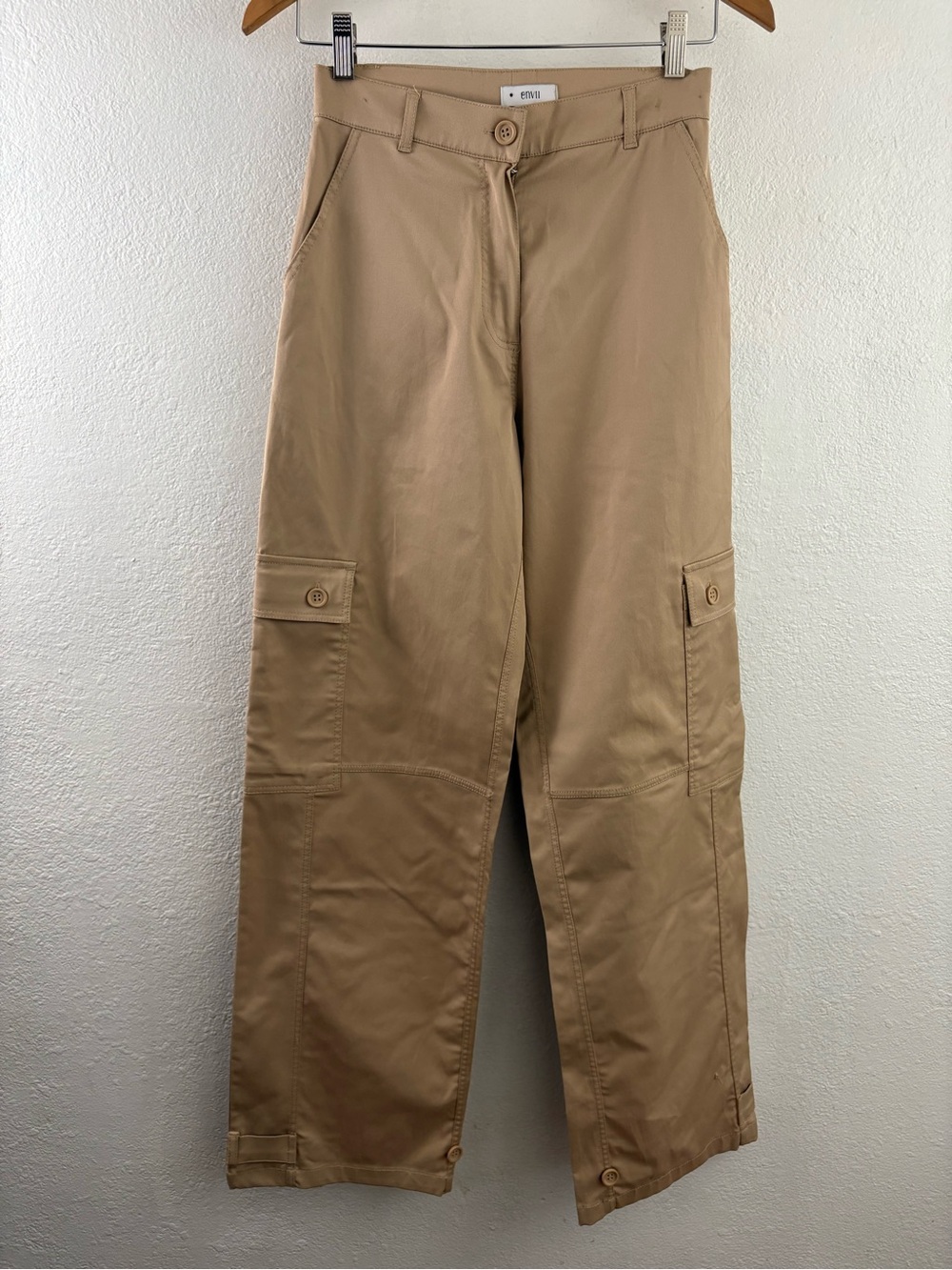 Envii tan cargo utilitarian side pockets and a straight-leg cut pants size XS